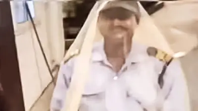 মশারির ভেতর বসে দায়িত্ব পালন করছেন নিরাপত্তা প্রহরী, সামাজিক মাধ্যমে তুমুল আলোচনা