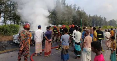 কক্সবাজারের টেকনাফে চলন্ত মিনিকারে আগুন, যাত্রীরা অল্পের জন্য বেঁচে যান