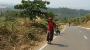 পাহাড়ের মাচাংঘরে জীবন: জুমচাষ, পানির সন্ধান ও শিক্ষার সংকট