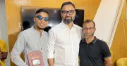 ক্রীড়াকার্ড বিতরণে জামাল ভূঁইয়ার একক অনুরোধ, আমিনুলের বাসায় বিশেষ সম্মাননা