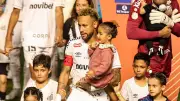 বাংলাদেশি শিশু রিদোয়ানের সঙ্গে নেইমারের মাঠে নামার মুহূর্ত
