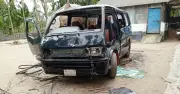 সাবেক স্বামীকে তুলে নিতে গিয়ে আটক নারী, মাইক্রোবাস ভাঙচুরে আহত ৩