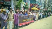 রংপুরে সড়ক পুনর্নির্মাণে গড়িমসির প্রতিবাদে মানববন্ধন