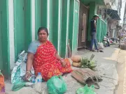 ভোর থেকে রাত, গ্রাম-শহর পেরিয়ে সংসার টানেন সমাপ্তি