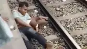 ট্রেনের নিচে পড়ে যাওয়া শিশুকে বুক পেতে বাঁচালেন বাবা