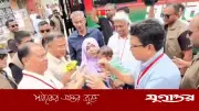বাস থেকে ডেকে নেওয়া শিশুর জন্য প্রধানমন্ত্রীর উপহার