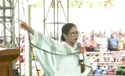 পশ্চিমবঙ্গে নির্বাচনী উত্তেজনা: মমতা বন্দ্যোপাধ্যায়ের বিজেপিকে অনুপ্রবেশকারী দল অভিযোগ