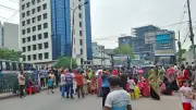 মহাখালী-নাবিস্কোতে বেতনের দাবিতে পোশাকশ্রমিকদের সড়ক অবরোধ, যানজটে বিপর্যয়