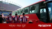 বার্সেলোনা সমর্থকদের হামলায় অ্যাটলেটিকোর বাস ক্ষতিগ্রস্ত, উয়েফার জরিমানার মুখে ক্লাব