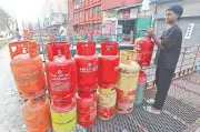 চট্টগ্রামে এলপিজি সিলিন্ডারের দাম বেড়ে সরকারি মূল্যের চেয়ে ৩৭২ টাকা বেশি