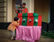 বায়োস্কোপের হারানো জাদু: মায়ের শৈশব থেকে শিশুর কৌতূহল পর্যন্ত