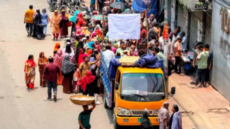 টিসিবির ট্রাকে সাশ্রয়ের আশায় রোদে দাঁড়িয়ে মানুষ
