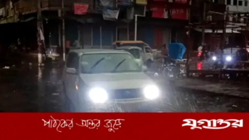 রাজধানীতে বিকালেই নেমে এলো রাতের অন্ধকার, ভারি বৃষ্টিতে বিপর্যস্ত জনজীবন