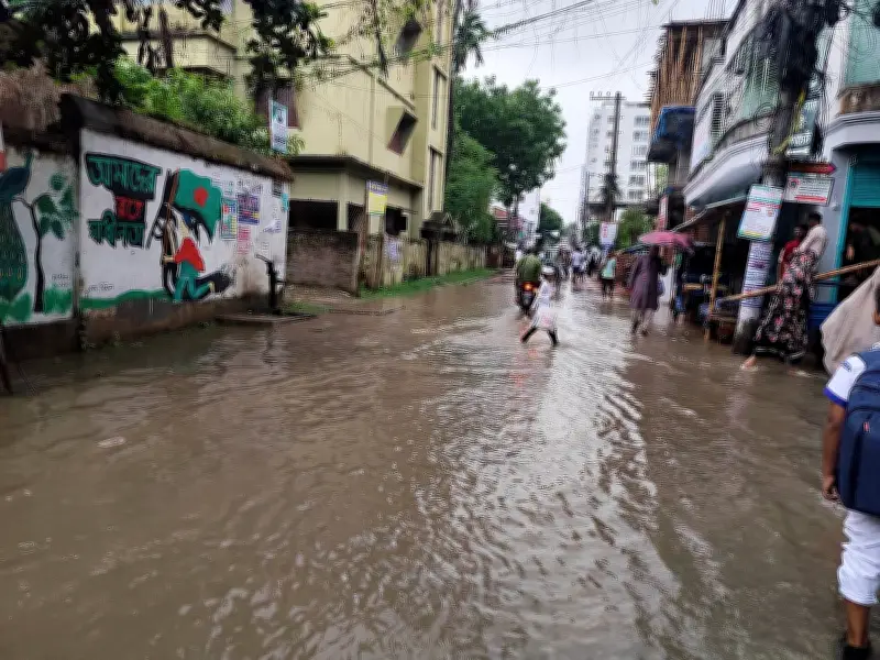 নওগাঁয় অল্প বৃষ্টিতেই জলাবদ্ধতা, দুর্ভোগে নগরবাসী