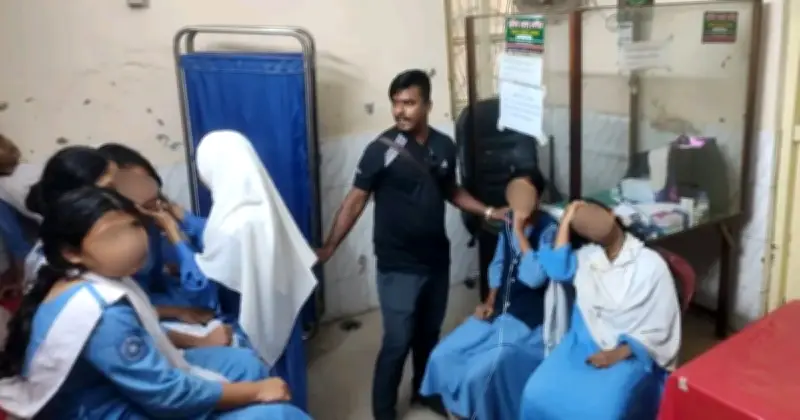 ঈশ্বরদীতে ক্লাসরুমে কেমিক্যালের গন্ধে অর্ধশত শিক্ষার্থী অসুস্থ