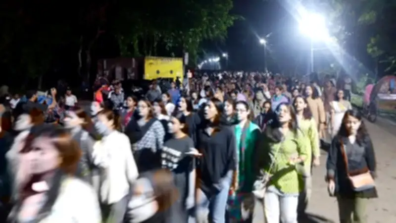 জাবিতে ধর্ষণচেষ্টার প্রতিবাদে নারী শিক্ষার্থীদের বিক্ষোভ, প্রক্টরের পদত্যাগ দাবি