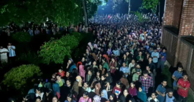জাবিতে ধর্ষণচেষ্টার প্রতিবাদে শিক্ষার্থীদের মশাল মিছিল ও বিক্ষোভ
