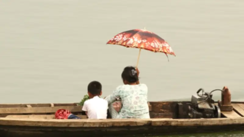 ছাতার নিচে জীবন: রাঙামাটির গ্রামীণ ছবি