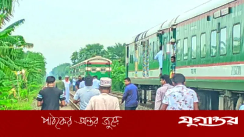চলন্ত মধুমতি এক্সপ্রেসের চার বগি বিচ্ছিন্ন, আতঙ্কিত যাত্রীরা