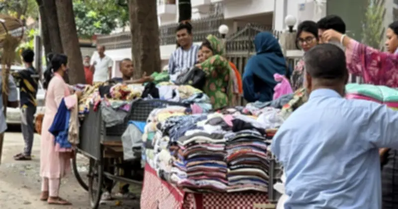 ঢাকায় ভ্যানই এখন চলমান বাজার, বদলে যাচ্ছে কেনাকাটার ধরন
