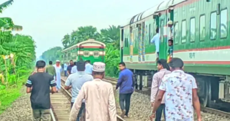 পাবনায় মধুমতি এক্সপ্রেসের বগি বিচ্ছিন্ন, বড় দুর্ঘটনা এড়ালো ট্রেনটি