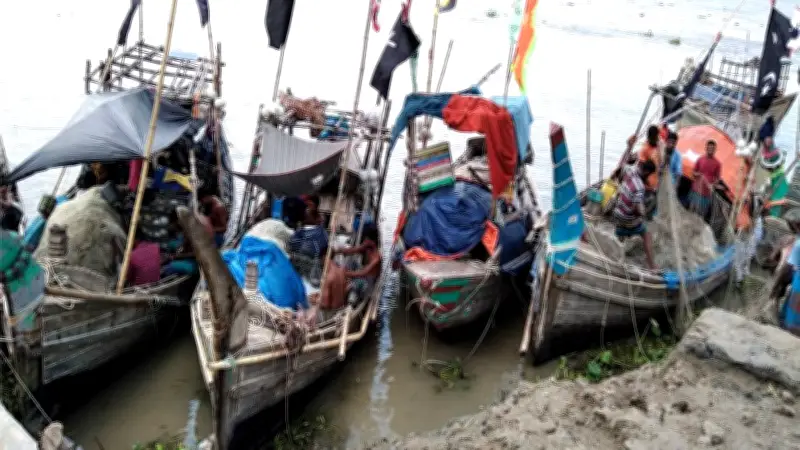 লক্ষ্মীপুরে ২৭ দিনেও জেলেদের খাদ্য সহায়তা মেলেনি, ইসি প্রকাশ করল ২০২৬ সালের ভোটার তালিকা