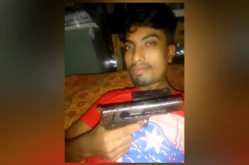 রাজবাড়ীতে অস্ত্র হাতে ছবি ঘিরে বিতর্ক, যুবকের দাবি এআই ব্যবহার