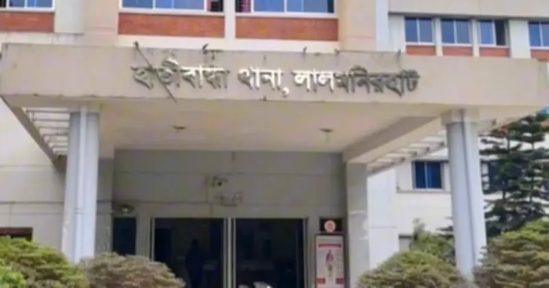 হাতীবান্ধায় মাদকবিরোধী অভিযানে পুলিশের ওপর হামলা, আসামি ছিনতাই