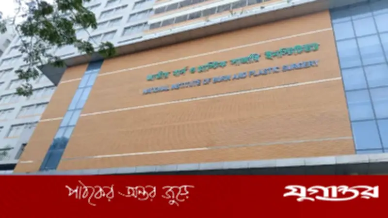 গ্যাস লিকেজ থেকে বিস্ফোরণে বাবার পর মৃত্যু হলো তিন ভাইবোনের