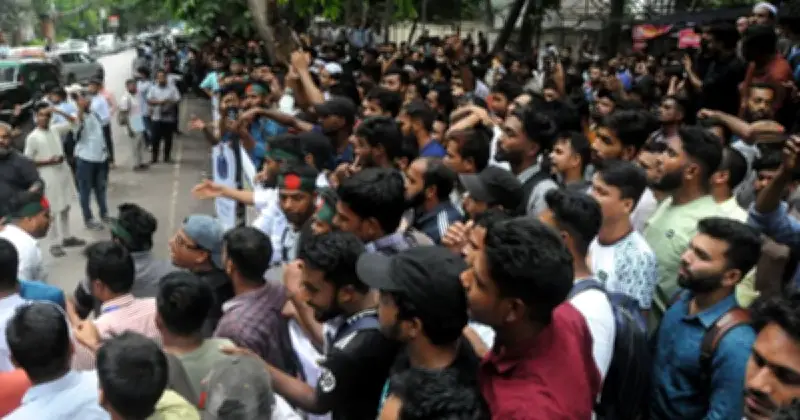 পুলিশের বলপ্রয়োগে ইস্কাটন থেকে সরল দক্ষিণ কোরিয়াগামী আন্দোলনকারীরা