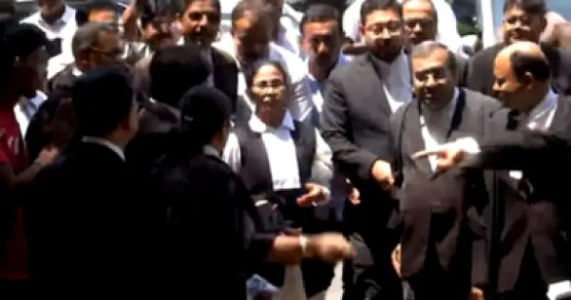 হাইকোর্টে মমতা বন্দ্যোপাধ্যায়কে ঘিরে উত্তেজনা, আইনজীবীদের বিক্ষোভ