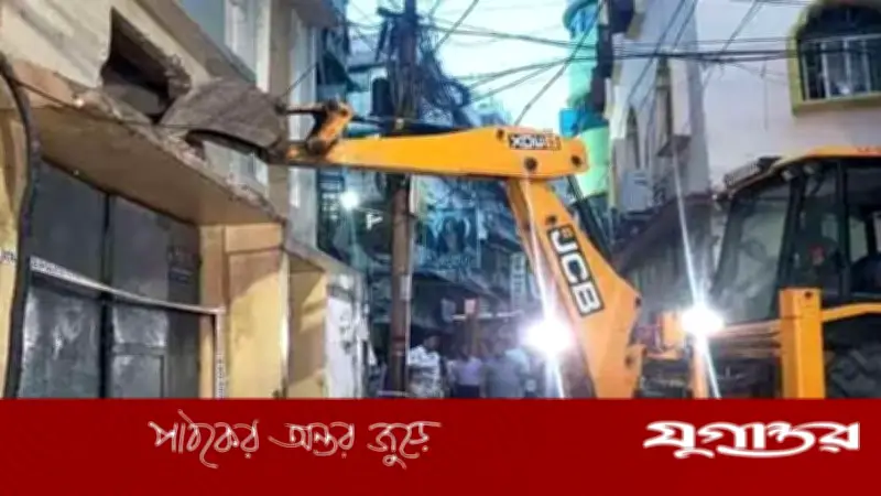 কলকাতায় বুলডোজার অভিযান শুরু, বিরোধীদের তীব্র প্রতিবাদ