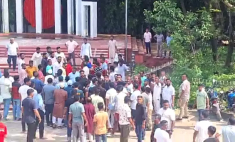 কেরানীগঞ্জে পশুর হাটের দরপত্র নিয়ে বিএনপি-যুবশক্তি সংঘর্ষ