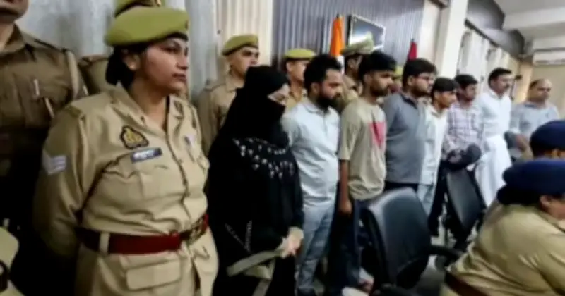বাবার বাড়িতে ডাকাতি, মেয়ে ও প্রেমিকসহ পাঁচজন গ্রেফতার