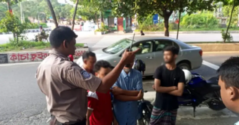 শেরেবাংলা নগরে ব্যানারসহ তিনজন আটক, পুলিশের জিজ্ঞাসাবাদ