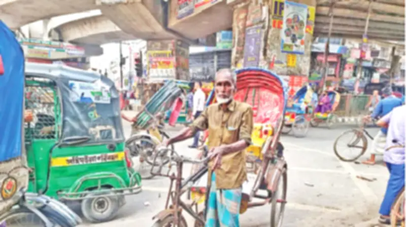 ৭৪ বছর বয়সে রিকশা চালিয়ে সংসার চালানো এক বৃদ্ধের কাহিনী