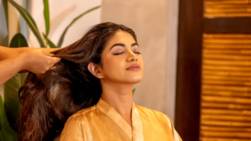গরমে চুলে তেল দেওয়া: স্বস্তি না অস্বস্তি?