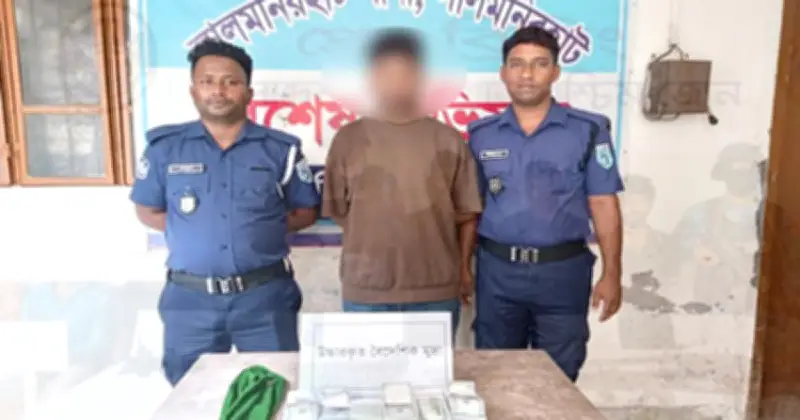 লালমনিরহাটে পুলিশের অভিযানে বিপুল পরিমাণ বৈদেশিক মুদ্রা উদ্ধার