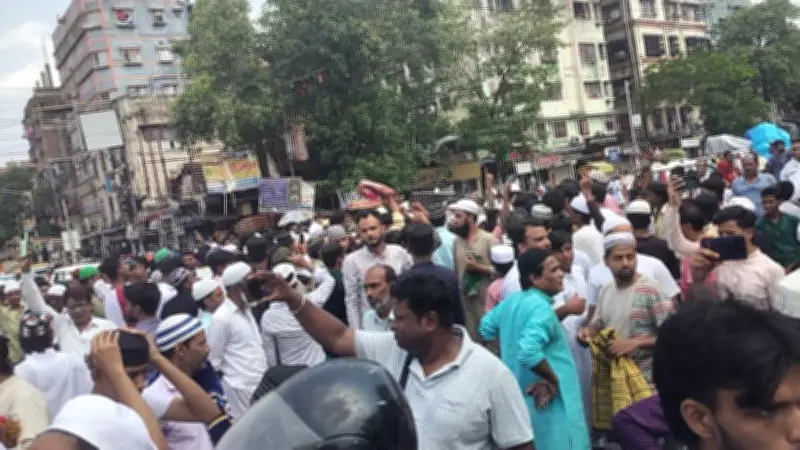 কলকাতায় জুমার নামাজে পুলিশি বাধায় উত্তেজনা, কিশোর গ্যাংয়ের দাপটে হত্যা
