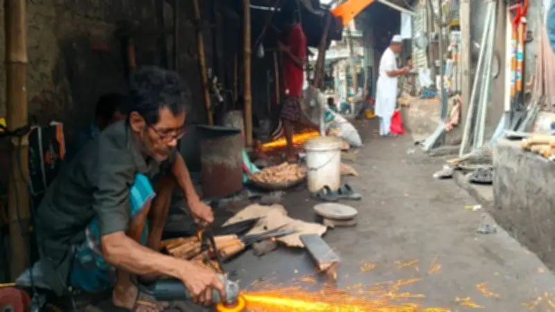 কোরবানি ঈদকে সামনে রেখে মুরাদনগরে ব্যস্ত কামারপল্লী
