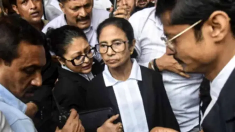 মমতার আইনজীবীর যোগ্যতা নিয়ে প্রশ্ন বার কাউন্সিলের