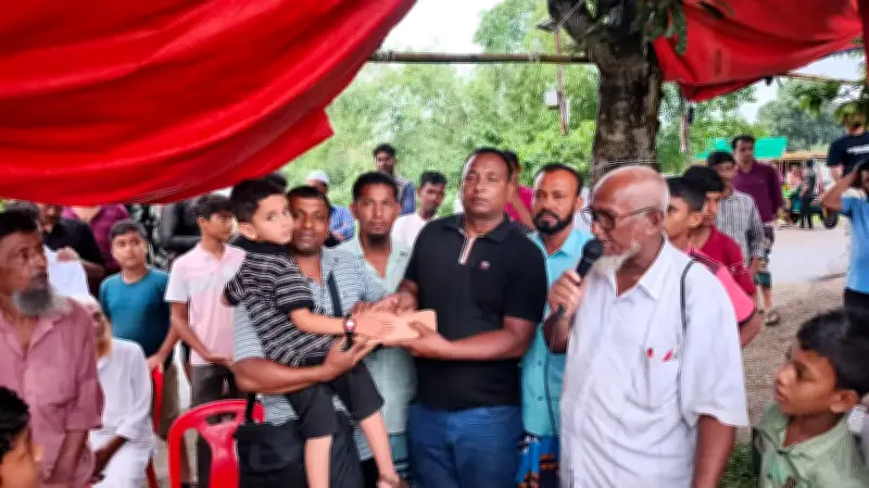 বড়শিতে ৮ কেজির কাতলা ধরে আড়াই লাখ টাকা পুরস্কার পেলেন মজিবুর