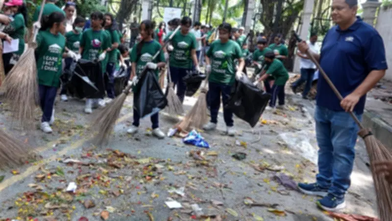 গুলশানে শিশু-কিশোরদের পরিচ্ছন্নতা অভিযান