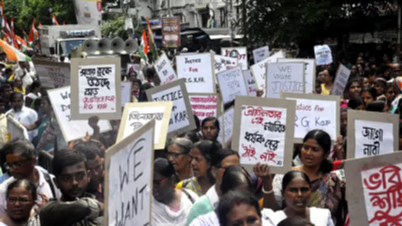 অভয়া হত্যাকাণ্ড: তদন্তে অবহেলায় তিন পুলিশ কর্মকর্তা বরখাস্ত