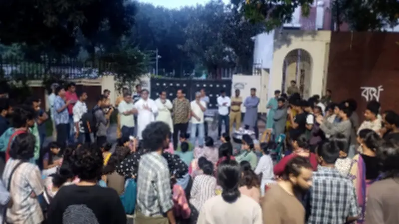 জাবিতে ধর্ষণচেষ্টার আসামি গ্রেপ্তার না হওয়ায় প্রক্টরের পদত্যাগের দাবিতে বিক্ষোভ
