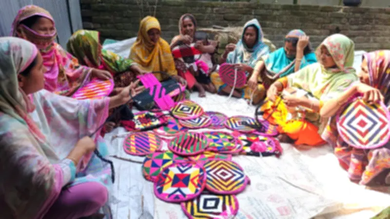 হাতপাখা তৈরি করে দারিদ্র্য জয় করছেন পীরগাছার নারীরা