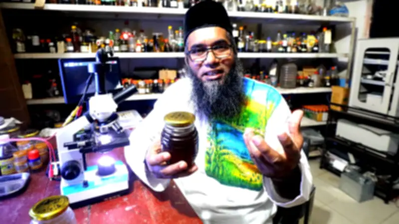 চট্টগ্রামের গৃহস্থালি মধু গবেষণাকেন্দ্র: খাঁটি মধু চেনার গল্প