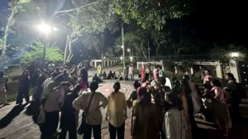 জাবিতে ধর্ষণচেষ্টা: প্রক্টরের পদত্যাগ দাবিতে শিক্ষার্থীদের অবস্থান