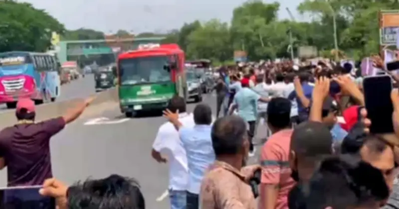 চাঁদপুর যাওয়ার পথে প্রধানমন্ত্রী তারেক রহমানকে স্বাগত জানাতে ঢাকা-চট্টগ্রাম মহাসড়কে বিএনপি নেতাকর্মীদের ঢল