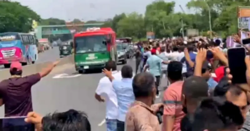 তারিক রহমানের সড়কপথে চাঁদপুর যাত্রা: বনেটি নেতাকর্মীদের উচ্ছ্বাস